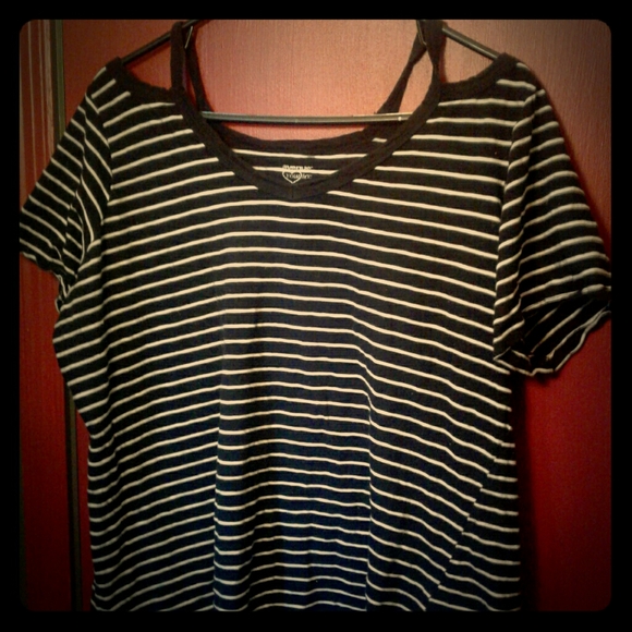 Avenue Tops - Black and white off shoulders shirt🎉